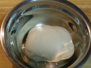 4、意大利披萨饼,然后用折叠法揉成面团开始基础发酵，温度在30度～40度左右，冬季可在蒸锅里烧上温水。