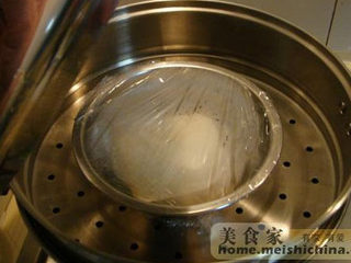 6、意大利披萨饼,记住，千万水温别高了，否则酵母会被蒸死面发不起来了，温度一定要合适，用手感觉一下便可以，手感微烫还能把手放进去便正好。基础发酵比做面包的时间要短40分钟就OK。