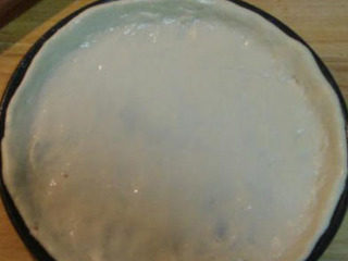 8、意大利披萨饼,然后放进模具，就是一个八寸的圆形小烤盘，普通的厨具商店就有售，放之前可别忘了抹曾薄薄的油呦。