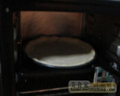 9、意大利披萨饼,事先把烤箱150度预热一分钟然后关掉电源温度刚刚好大约在40度，放进烤盘进行饧发，看面皮稍有膨胀大约10分钟便好。