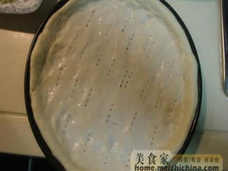 11、意大利披萨饼,插好眼的面皮。