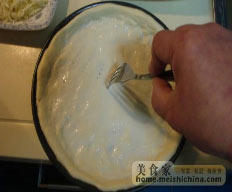 10、意大利披萨饼,取出烤盘，在面皮上要用叉子或竹签戳几个眼。