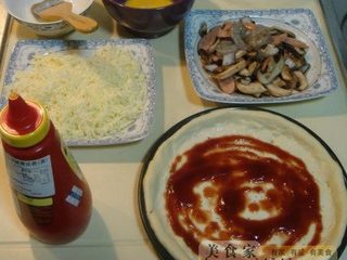 12、意大利披萨饼,在面皮上放入馅料，记住，面皮可要周围留出1厘米宽的边呦。馅料中的口蘑和肉肠切片，蔬菜切方形或菱形一厘米左右的片，荤素分开来调味，滴一滴橄榄油撒上胡椒和盐拌匀就好。