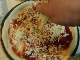 13、意大利披萨饼,涂上一层番茄酱均匀的撒上薄薄一曾马苏里拉奶酪丝。