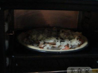 16、意大利披萨饼,炉温预热200度烤盘放中层架上烤制10分钟。