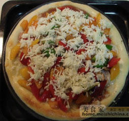 19、意大利披萨饼,把剩余的马苏里拉奶酪撒在上面。