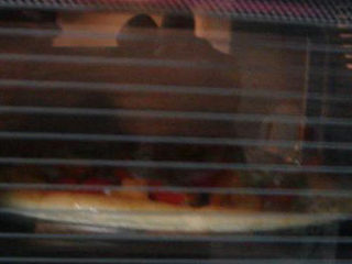 20、意大利披萨饼,放进烤箱的中上架烤5分钟。