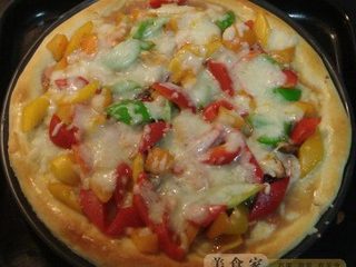 21、意大利披萨饼,饼的周边上漂亮的金黄色就OK了，出炉后可以享用了，绝对赛过必胜客，呵呵！虽然做起来麻烦点哈，但带着你亲手制作的那种成就感会越吃越香的。按我说的试试吧不难的，可能你还会对烘焙上瘾的，呵呵。