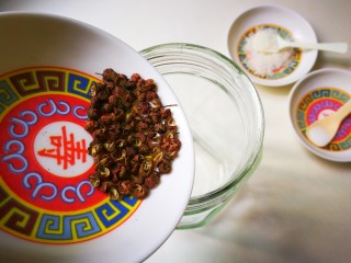 3、酒香麻麻泡菜,花椒放入瓶里