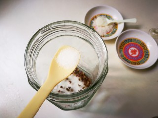 4、酒香麻麻泡菜,放入一小勺盐