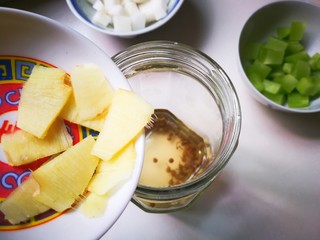 11、酒香麻麻泡菜,放入姜片
