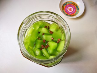 15、酒香麻麻泡菜,莴苣上面撒少许花椒