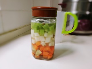 17、酒香麻麻泡菜,看到冒气泡,上面有很多气泡就算泡好了,一次吃不完,捞出泡菜放入别的器皿里面放入冰箱冷藏。泡菜水还可以继续泡菜,每次适当再加一点盐,糖,花椒就可以了