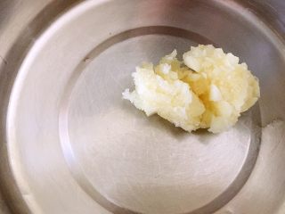 2、凉拌丝瓜尖,蒜泥放入碗中