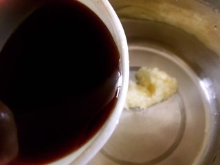 3、凉拌丝瓜尖,倒入生抽