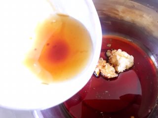 4、凉拌丝瓜尖,倒入香油