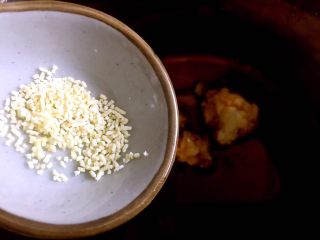 5、凉拌丝瓜尖,倒入鸡精