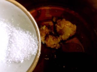 6、凉拌丝瓜尖,倒入盐