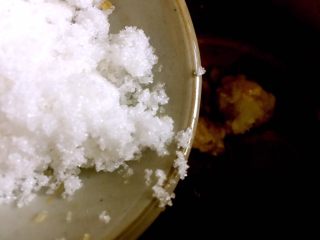 7、凉拌丝瓜尖,倒入白糖