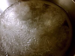 9、凉拌丝瓜尖,锅中放水煮开