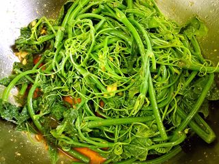 12、凉拌丝瓜尖,控干水分放入料汁拌匀