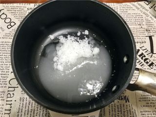 2、夏日邂逅《提拉米苏冰淇淋》【冷饮】,白砂糖+水，放入奶锅，小火加热！不要搅拌，晃动奶锅就可以了！