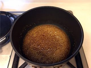 3、夏日邂逅《提拉米苏冰淇淋》【冷饮】,颜色变色后（要比平常的焦糖色深一点），晃动奶锅，温度均匀后，关火！