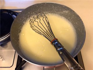 7、夏日邂逅《提拉米苏冰淇淋》【冷饮】,蛋奶液过滤后，倒入奶锅，小火加热，刮刀不停的搅拌，不用加热沸腾，手指划过刮刀，留下清晰的痕迹就可以了。注意：如果中间温度太高，可以把奶锅端起来降温后，在加温！