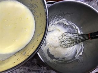 8、夏日邂逅《提拉米苏冰淇淋》【冷饮】,过滤后的蛋液倒入马斯卡彭奶酪中，多次倒入，用力搅拌。