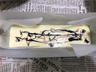 9、夏日邂逅《提拉米苏冰淇淋》【冷饮】,第11步，重复2-3次后，倒入模具一半，然后倒入咖啡焦糖，再倒入另外一半冰淇淋。