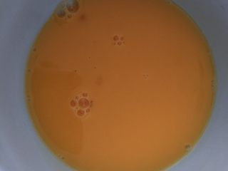 3、早餐香浓咖啡石头饼干,用一小碗放入鸡蛋液