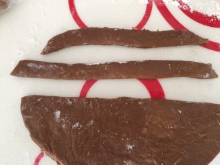 14、早餐香浓咖啡石头饼干,把面团擀成4面厚的薄片，切成宽1cm的长条