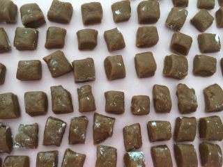 15、早餐香浓咖啡石头饼干,排列放到烤盘上????这活儿很累人～～