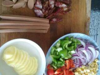 1、自制【香肠披萨】,把准备好的材料都切好备用。