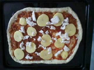 3、自制【香肠披萨】,在放上土豆和奶酪。