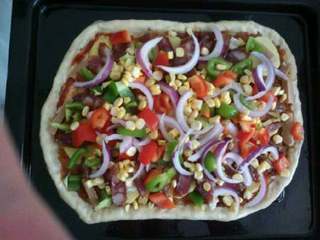 5、自制【香肠披萨】,把所以的材料都放上去，自己想怎么摆就怎么摆。