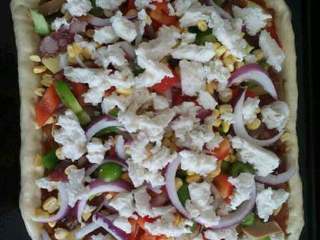 6、自制【香肠披萨】,然后撒上奶酪，烤箱上下管180度，预热7分钟，然后放进去烤25分钟。