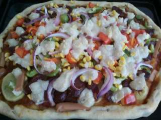 8、自制【香肠披萨】,烤好了可以动手吃了。