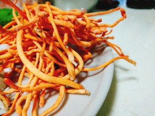 1、虫草花之油浸三鲜,所需食材～虫草花