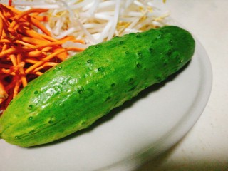3、虫草花之油浸三鲜,所需食材～秋黄瓜