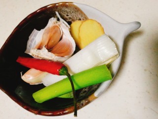 4、虫草花之油浸三鲜,所需配料～葱姜蒜美人椒