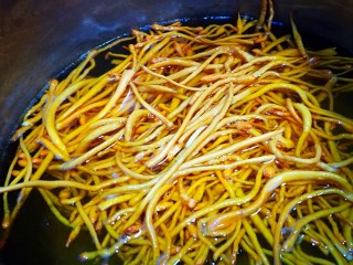 6、虫草花之油浸三鲜,虫草花去根洗净 焯水捞出