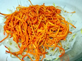 7、虫草花之油浸三鲜,焯好水的豆芽虫草花放入大碗