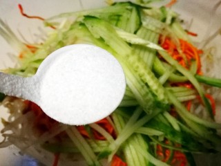 8、虫草花之油浸三鲜,加入黄瓜丝 加适量盐