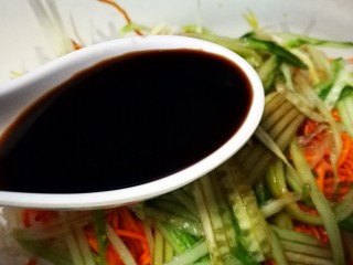 10、虫草花之油浸三鲜,加入生抽