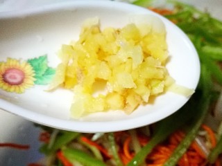 11、虫草花之油浸三鲜,放入姜末