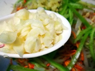 12、虫草花之油浸三鲜,放入蒜末