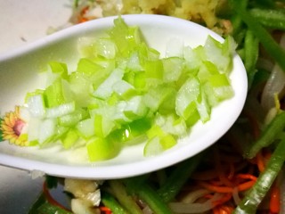 13、虫草花之油浸三鲜,放入葱花