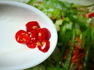 14、虫草花之油浸三鲜,放入辣椒碎