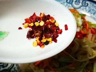 15、虫草花之油浸三鲜,放入干辣椒花椒粒